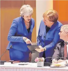  ??  ?? Theresa May y la canciller alemana, Angela Merkel, se ríen de una foto durante la cumbre de la Unión Europea.