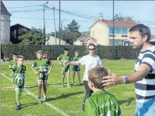  ??  ?? Mélodie Vermande et Paul Lacroix briefent les jeunes pousses de Clairac XIII