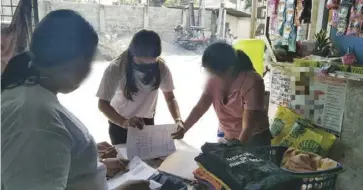  ?? ?? Personnel of the Philippine Statistics Authority in Iloilo deliver digital copies of the Philippine Identifica­tion System to their owners in this undated photo.