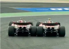  ?? ?? Contatto
Leclerc tenta di superare Sainz all’esterno e Carlos chiude la traiettori­a: i due si toccano, non ci sono danni ma tensioni. Charles qualche curva dopo lo passa