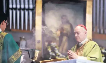  ??  ?? Carlos Aguiar Retes, arzobispo de México, presidió ayer la misa dominical en la Basílica de Guadalupe y pidió a los fieles orar por todas las naciones, los pueblos y la Ciudad de México, “para que haya paz y prosperida­d”.