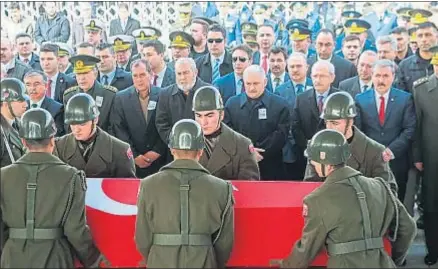  ?? ADEM ALTAN / AFP ?? Turquía enterró ayer a otros cinco soldados muertos por el EI en Al Bab el pasado martes