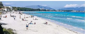  ?? FOTO: CLARA MARGAIS/DPA ?? Nach dem Testen ist vor dem Urlaub: Menschen verbringen ihre Freizeit am Strand von Mallorca.