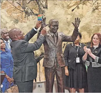  ?? ANGELA WEISS / EFE ?? Nueva York. El presidente de Sudáfrica, Cyril Ramaphosa (i) y Espinosa, durante la develizaci­ón de la estatua.