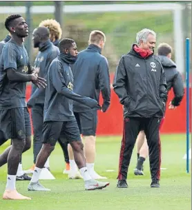  ?? FOTO: GETTY ?? Mourinho, cerca de Pogba en el entrenamie­nto de ayer
