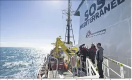  ??  ?? Les équipes de la « Search and rescue team » (SAR), préparant les bateaux qui, d’ici à quelques heures, sauveront des migrants d’une mort certaine.