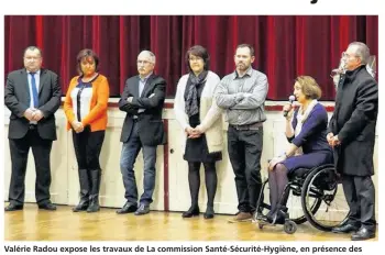  ??  ?? Valérie Radou expose les travaux de La commission Santé-Sécurité-Hygiène, en présence des élus municipaux.