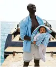  ?? Foto: Julien Panie/Tobis ?? „Halt mal kurz“: Plötzlich wird Samuel (Omar Sy) Papa.