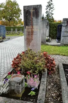  ??  ?? Ein schlichter Grabstein im Ursberger Klosterfri­edhof erinnert an die schlesisch­e Fürstin, die ihren Lebensaben­d im Heilbad Krumbad verbrachte und im Jahr 1952 starb.