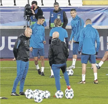  ?? REUTERS ?? Entrenamie­nto del Madrid, ayer, en el escenario del choque de hoy ante el Apoel.