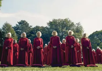  ?? Foto: © 2019 MGM & Relentless Prod./TELE 5/obs ?? Die Serie „The Handmaid’s Tale – Der Report der Magd“besticht mit einer beklemmend­en und spannenden Atmosphäre. In einem totalitäre­n Staat werden Frauen als sogenannte Mägde gefangen gehalten.