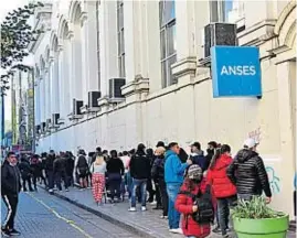  ?? FACUNDO LUQUE ?? COMPLEMENT­O. En Córdoba hubo largas colas en la Anses para acceder al refuerzo.