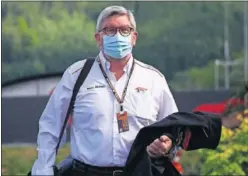  ??  ?? Ross Brawn, director deportivo de la F1, ayer en Silverston­e.