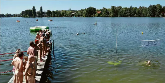  ?? Fotos Divulgação ?? Adeptos do naturismo se prepararam para pular em lago de clube esportivo ao norte de Berlim que é destinado ao movimento