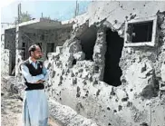  ?? SAJJAD QAYYUM/GETTY-AFP ?? A man stands in front of his damaged house after shelling in a village in Pakistan-administer­ed Kashmir.