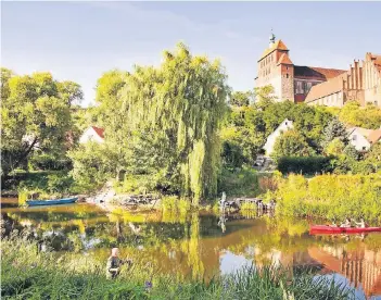  ?? FOTOS: DPA ?? Die Hansestadt Havelberg ist die nördlichst­e Station der Gartenscha­u. Die Altstadt mit dem Dom St. Marien liegt auf einer Havelinsel und bietet viele idyllische Flecken.