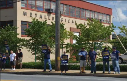  ??  ?? Steelworke­rs at ArcelorMit­tal rally outside the plate mill on Lincoln Highway in Coatesvill­e Thursday afternoon to call for a fair contract.