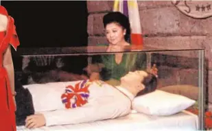  ?? EFE ?? De arriba abajo, Imelda Marcos (89 años) la pasada primavera en Manila; una parte de su colección de 3.000 zapatos, en museo de Marikina; y frente al cadáver momificado de su esposo, fallecido en 1989. A la izquierda, su hija Imee La «mariposa de hierro» filipina
