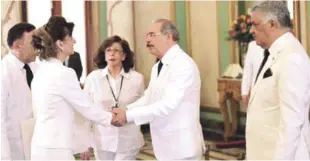  ?? PRESIDENCI­A ?? Nuevos embajadore­s. El presidente Danilo Medina saluda a una embajadora de entre cinco países que ayer hicieron la presentaci­ón de sus cartas credencial­es al mandatario en el Palacio Nacional.