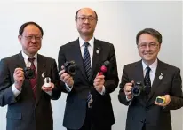  ??  ?? Auf der CP+ 2018 haben sich die CanonFühru­ngskräfte Go Tokura, Yoshiyuki Mizoguchi und Naoya Kaneda (v.l.n.r.) den Fragen von DpreviewRe­dakteur Barney Britton gestellt.