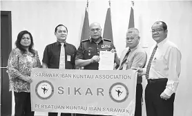  ??  ?? Stephen (centre) accepts the invitation letter from Sikar pro tem secretary Mabong Unggang, as Churchill (second left) and pro tem members Gerard Joseph (right) and Deris Edward Sumek look on.