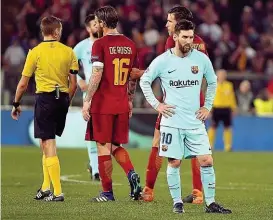  ??  ?? Lionel Messi verstand die Welt nicht mehr – Barcelona verspielte in Rom einen 4: 1- Polster, schied sensatione­ll aus.