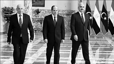  ??  ?? De Egyptische president Sisi (midden) en de Libische generaal Haftar (rechts) bij de aankondigi­ng van het vredesplan.
(Foto: NOS)