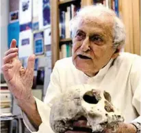  ?? Homo habilis,
Alexander Joe/ France Presse ?? » ADEUS O paleoantro­pólogo sul- africano Philip Tobias morreu ontem, aos 86 anos; é um dos descobrido­res do
mais primitivo membro do gênero humano