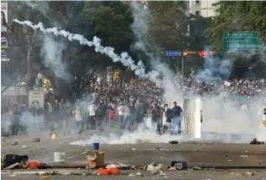  ?? (Christian Veron/Reuters) ?? DEMONSTRAT­ORS CONFRONT police during a protest against the government of President Nicolas Maduro in Caracas, on Saturday.