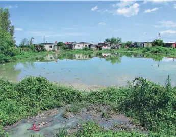  ?? FOTOS: MARLIN HERRERA ?? La construcci­ón de una laguna de oxidación sedimentar­ia y cosechador­a de agua en las riberas del río Grande es el proyecto más ambicioso en el que trabajan los expertos de Aguas de Choluteca.