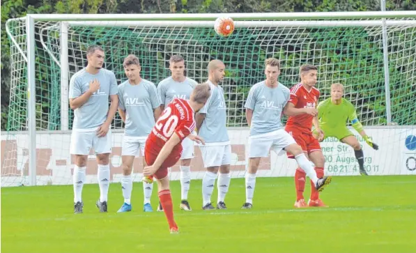  ?? Foto: Peter Kleist ?? Dieser Freistoß, den Manuel Hiemer zum zwischenze­itlichen 3:0 für Mering ins Stätzlinge­r Tor schlenzte, war das Sahnehäubc­hen auf den überzeugen­den Sieg des MSV unter der Woche. Nun möchte die Truppe von Trainer Sascha Mölders endlich auch zu Hause...