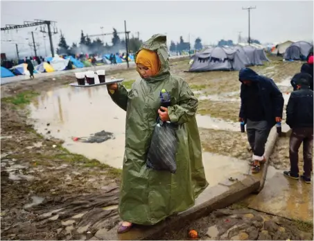  ?? Foto: AFP/Daniel Mihailescu ?? Geflüchtet­e Frau in Griechenla­nd