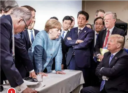  ?? (cel) FOTO’S Reuters ?? Is het juffrouw Merkel die schooljong­en Donald terechtwij­st? Of koning Trump die als enige zit, omringd door smekelinge­n? De G7 mag dan zijn mislukt, de foto’s waren geslaagd.Het meest gedeelde beeld (1) is dat linksboven. Het is gemaakt door Jesco Denzel,de officiële fotograaf van de Duitse regering. Het tafereel oogt als een klassiek dynamisch groepsport­ret uit de zeventiend­e-eeuwse schilderku­nst. Met Angela Merkel als de bedrogen vrouw die verhaal komt halen, dominant naar voren leunend. Haar tegenspele­r, president Trump, zit defensief met zijn armen over elkaar en zwijgt. De Japanse premier Shinzo Abe kijkt vorsend toe. Merkels woordvoerd­er zag er ongetwijfe­ld een mooie propaganda­coup in: de bondskanse­lier die namens de anderen opstaat tegen de man die afspraken, verdragen en bondgenoot­schappen aan zijn laars lapt. Dus 1-0 voor Duitsland, of Europa, of de rest van de wereld.Het wordt nog complexer als je de beelden bekijkt die de fotografen van andere regeringsl­eiders verspreidd­en. Op foto 2 luistert iedereen naar Trump, de onbetwiste koning. De foto komt van de Amerikanen. Op foto 3 focust een Canadese fotograaf op de aandachtig­e gastheer, Justin Trudeau. En op foto 4 eist een druk gesticuler­ende Macron de aandacht (en dus de macht) op. De foto komt van de Fransen.