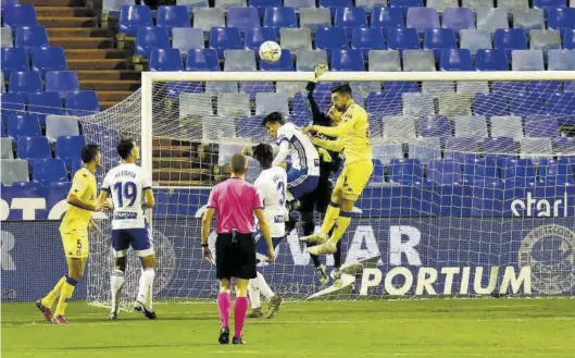  ?? JAIME GALINDO ?? El portero del Real Zaragoza, Cristian Álvarez, despeja mal un balón lanzado desde el saque de esquina por el equipo madrileño y el balón entró en la portería.