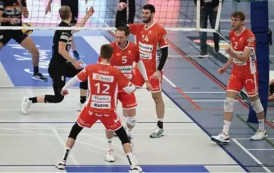  ?? FOTO GREGORY VAN GANSEN ?? Vreugde bij Maaseik dat in de halve finale tegen Roeselare speelt.