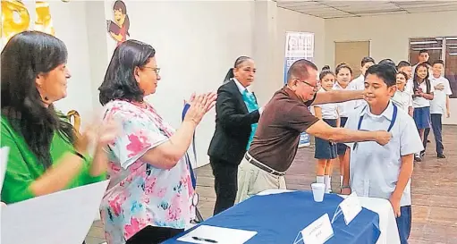  ??  ?? Reconocimi­entos. El centenar de alumnos que culminó ayer sus estudios en la modalidad de educación acelerada recibió medallas como parte de los reconocimi­entos a su esfuerzo. Los alumnos festejados ayer estudian en los municipios de Ciudad Delgado y Soyapango.