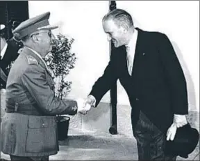  ?? NOINFORMAD­O ?? Fernando María Castiella saludando a Franco en 1960