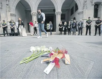  ?? MARTA PÉREZ / EFE ?? Flores y minuto de silencio en memoria de las tres víctimas mortales ayer en Terrassa