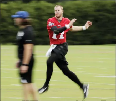  ?? MATT ROURKE — THE ASSOCIATED PRESS ?? Eagles quarterbac­k Carson Wentz runs a drill during practice Tuesday in Philadelph­ia.