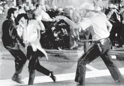  ?? AP FILE ?? Chicago Police and protesters clash during the Democratic National Convention in August 1968.