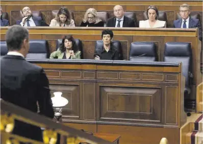  ?? Eduardo Parra / Europa Press ?? El president del Govern, Pedro Sánchez (d’esquena), intervé en una sessió de control al Congrés.