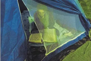  ?? FOTO: HERLINDE KOELBL ?? Im Hafen von Athen fotografie­rte Herlinde Koelbl diese Frau in einem Zelt.