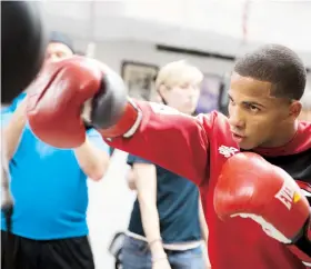  ??  ?? Félix ‘Diamante’ Verdejo trabaja la pera loca ayer durante su sesión de entrenamie­nto público en el gimnasio Méndez Boxing en Nueva York.