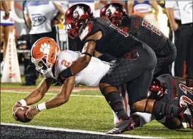  ?? TIMOTHY D. EASLEY / ASSOCIATED PRESS ?? With QB Kelly Bryant leading Clemson to a victory at Louisville, the defending national champion Tigers probably deserve to be ranked No. 1.