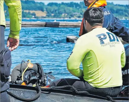  ?? ?? La Unión. Agentes de la Policía analizan la zona donde cayó la aeronave que piloteaba Piñera, en el lago Ranco.