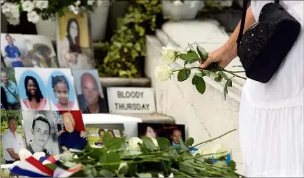  ?? (Photos Jean-François Ottonello) ?? Des roses blanches déposées devant les photos des  morts de l’attentat du  juillet .