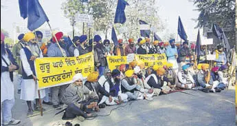  ?? HT PHOTO ?? A group called Dhan Dhan Guru Granth Sahib Satkar Committee protesting in Muktsar on Saturday against the practice of political conference­s at religious fairs.