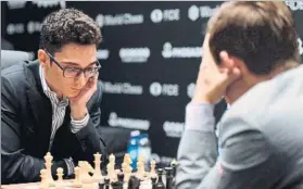  ?? FOTO: EFE ?? Un instante de la partida entre Magnus Carlsen (de espaldas) y Fabiano Caruana