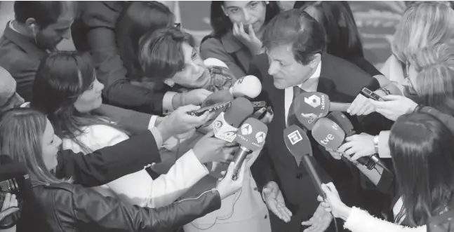  ?? Foto: J.L.Cereijido, dpa ?? Javier Fernández leitet die PSOE nach dem Rücktritt des Generalsek­retärs Pedro Sánchez mit Dialogbere­itschaft.