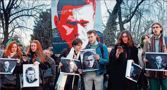  ?? ?? PRAGA.
Manifestac­ión frente a la embajada rusa en la República Checa en protesta por la muerte en una prisión en Siberia del líder opositor Alexéi Navalny.